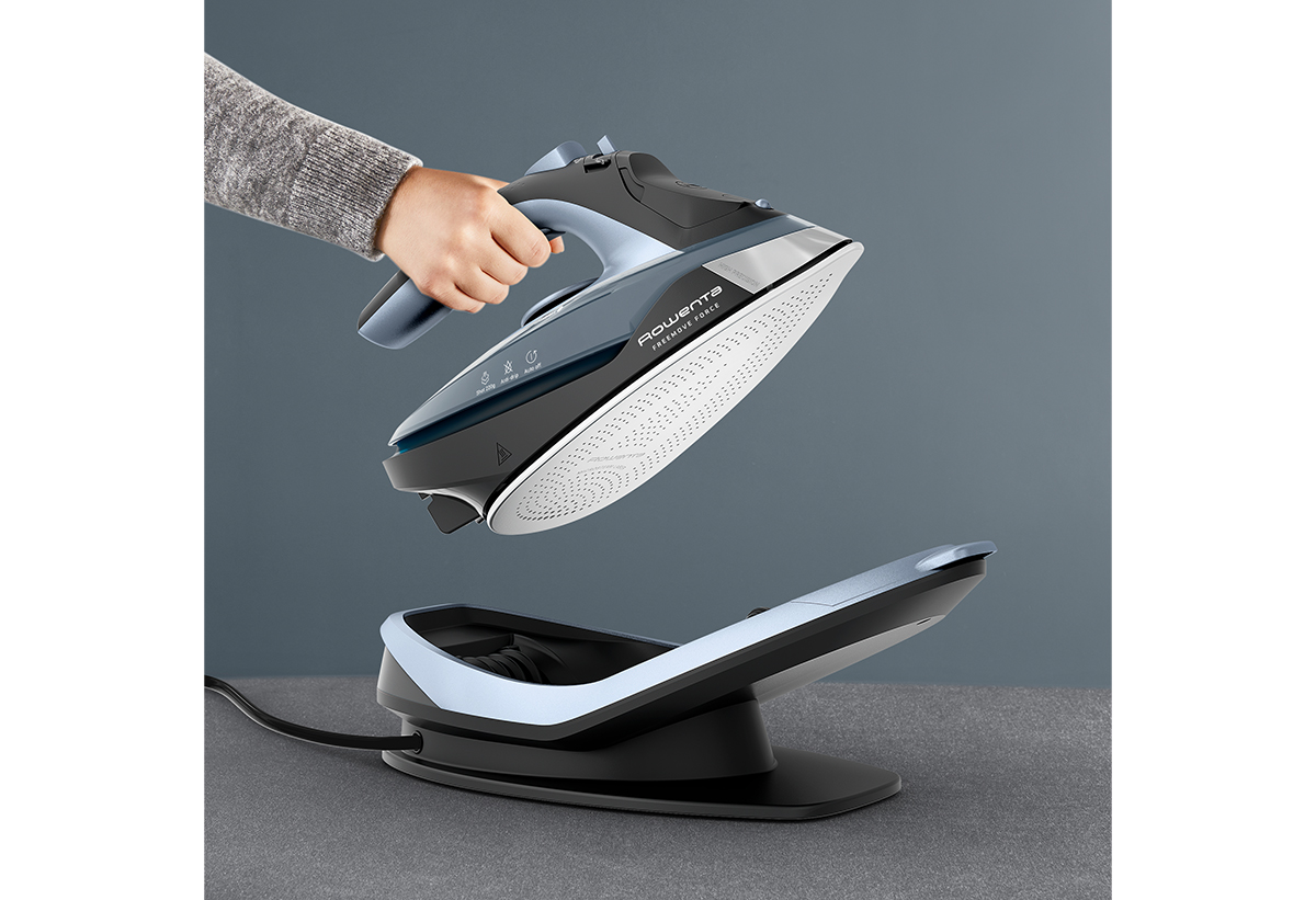 Απεικονίζεται ένα χέρι να σηκώνει εύκολα το σίδερο από τη βάση του.